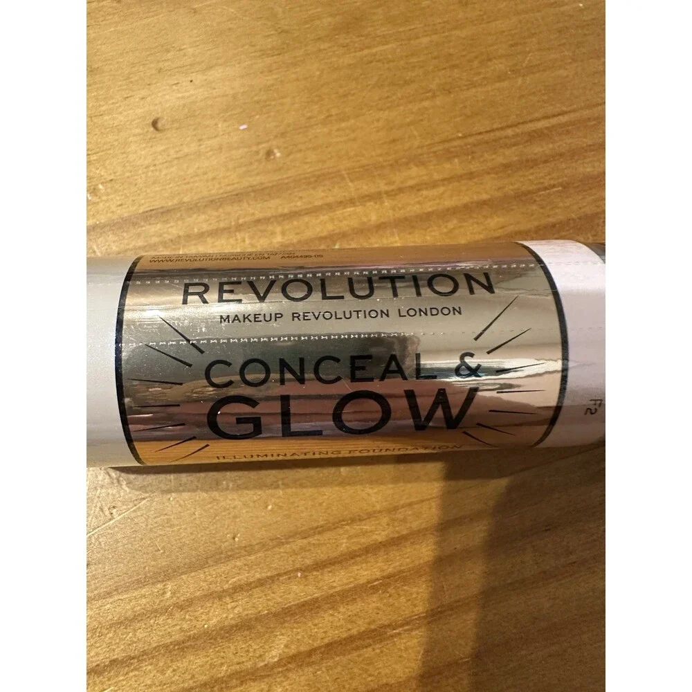 Makeup Revolution Conceal & Glow Foundation F2 23ml Illuminating Vegan